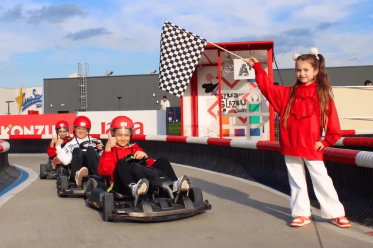 karting utrka na stazi u MiniPolisu
